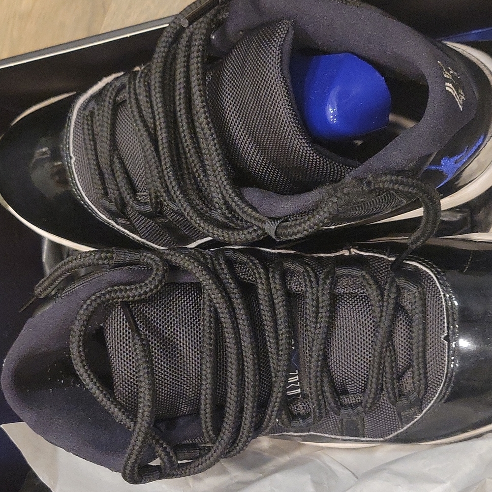 Nike Air Jordan 11 Retro Size 8.5 Black/concord white- good condition with box